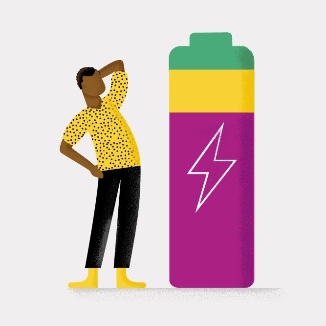 Afbeelding van iemand die kijkt hoe vol z'n batterij zit, de doelgroep van arbodiensten.