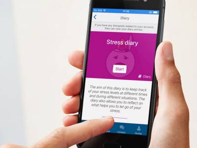 Someone using the Minddistrict platform on a mobile phone