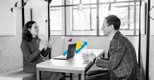 foto van jorien die in gesprek is met collega Rob, de CFO van Minddistrict
