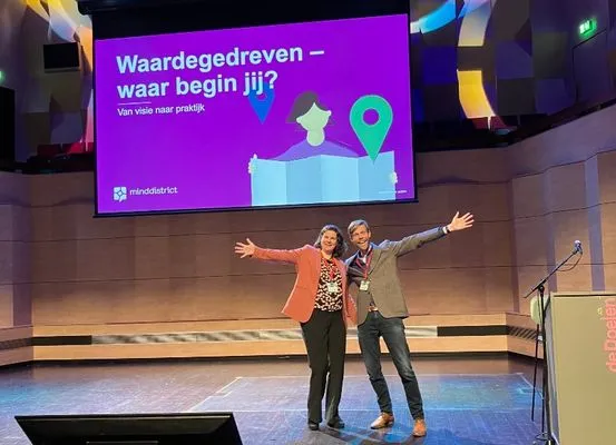 Kars and Albertje on stage at Data Driven Healthcare