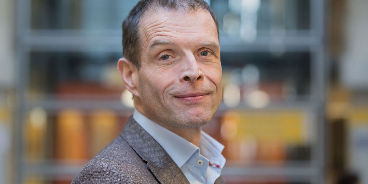 Foto van Hans Knoop, hoofd van het NKCV