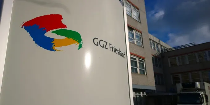 De ingang van GGZ Friesland