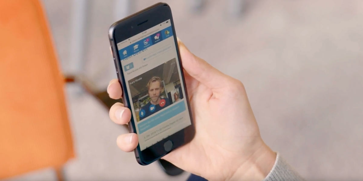 afbeelding van iemand die videobelt op een telefoon