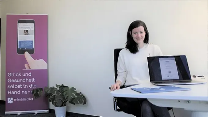 Theresa Meier am Arbeitsplatz mit Zertifikat