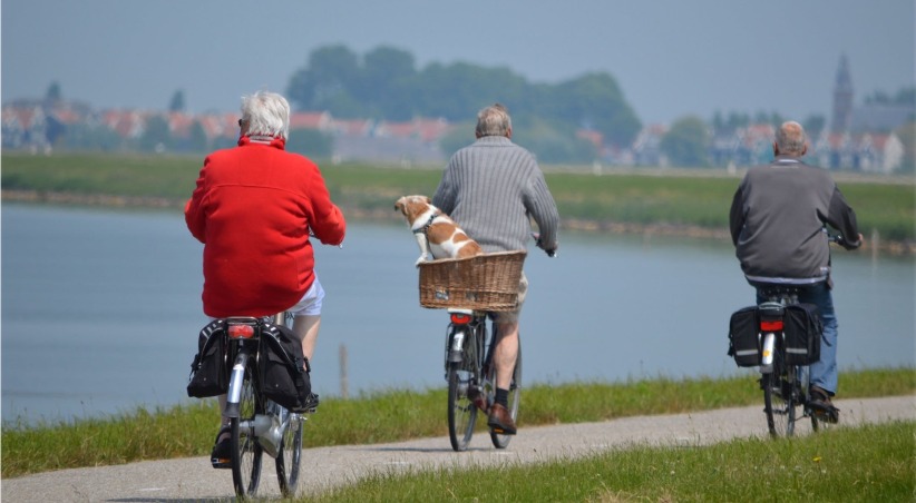 Foto van ouderen in Zeeland, waar Emergis met videobellen actief is, op de fiets