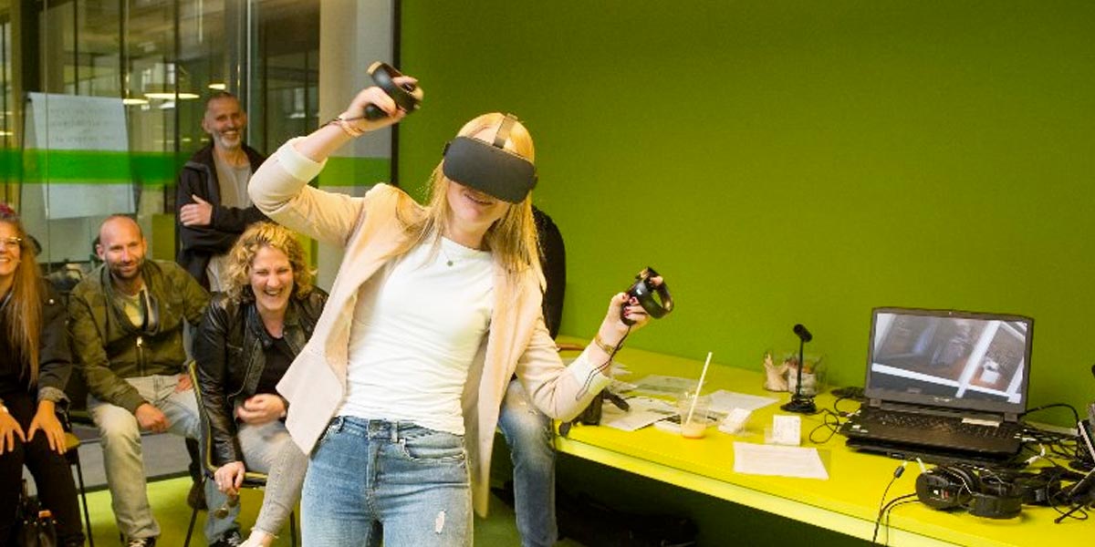 Een vrouw met een Virtual Reality-bril op